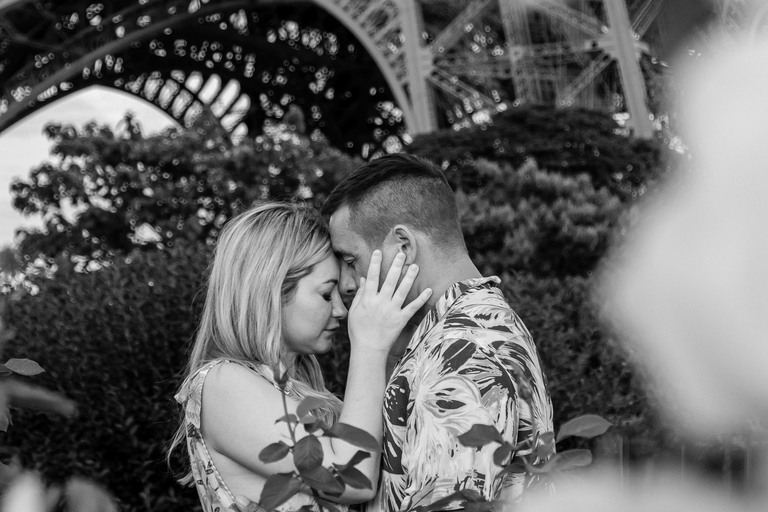 Paris: Eiffel Tower Street Photoshoot Paris: Eiffel Tower 15m Photoshoot - 5 Photos