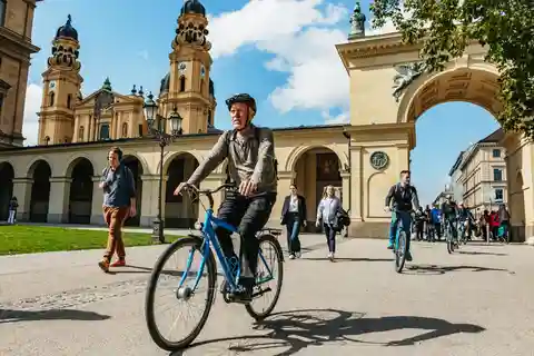 Munich: Classic Guided City Tour by Bike (English Tour Only)