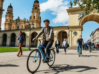 Munich: Classic Guided City Tour by Bike (English Tour Only)