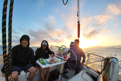 لوس أنجلوس: الإبحار عند غروب الشمس مع الموسيقى