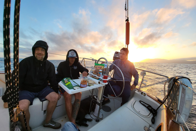 لوس أنجلوس: الإبحار عند غروب الشمس مع الموسيقى