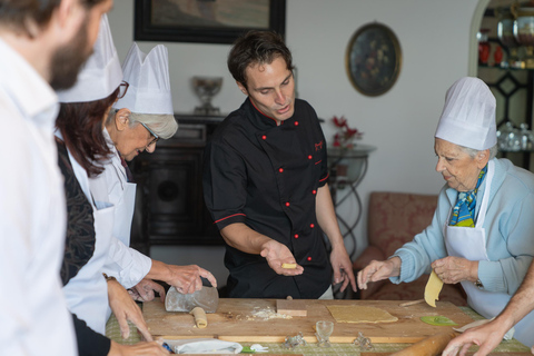 Catania: Clase de cocina en una villa histórica frente al marClase de cocina inglesa