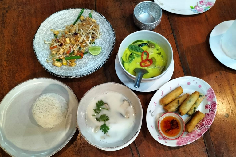 Krabi : Corso di cucina thailandese autentica con tour del mercato