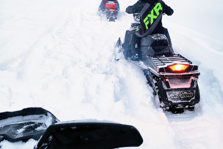 Sneeuwscootertocht vanuit Akureyri met dubbele bestuurderSneeuwscootertocht vanuit Akureyri 2 uur durende tocht voor twee personen