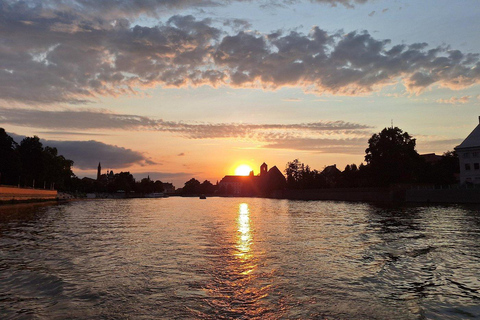 Wroclaw: Sunset Catamaran Cruise with Drink and Music