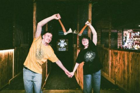 Wrocław: Private Axe Throwing Date with Drinks and Pizza