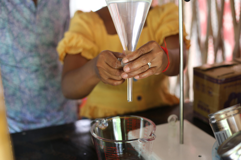 Maak etherische olie met een dorpsherbalist in de buurt van Phnom PenhMaak etherische olie met een kruidendokter in een dorpje bij Phnom Penh