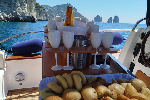 Capri: Secret Corners Boat Tour with Local Skipper