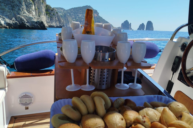 Capri: Secret Corners Boat Tour with Local Skipper