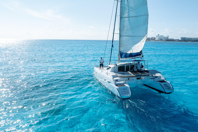 Cancun: Cruzeiro de catamarã na Isla Mujeres com mergulho com snorkel