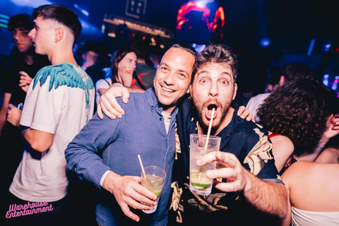 Pub Crawl z shotami i klubem nocnym w PradzePraga: Bar Crawl z przewodnikiem z shotami i wejściem do klubu nocnego