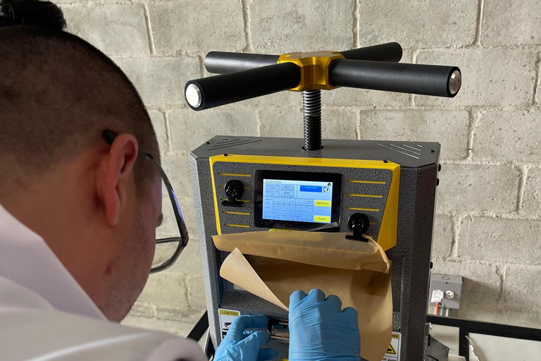 Medellín: Medical Cannabis Industry Tour with Lab & Lunch