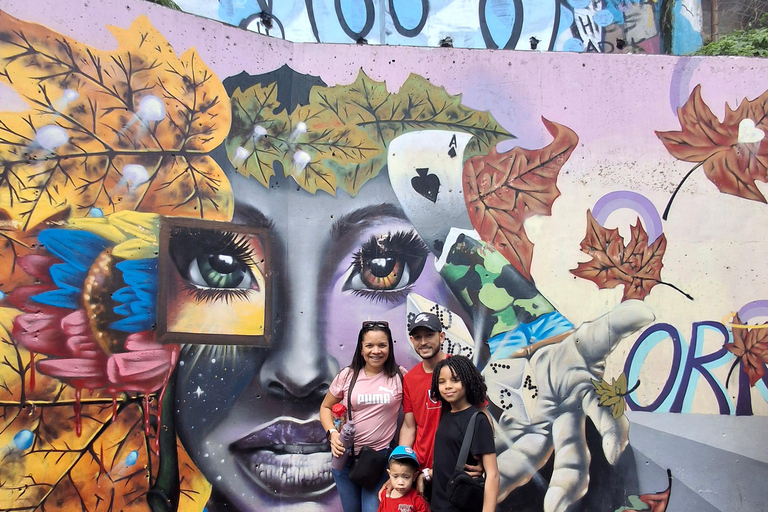 Medellín: tour privato delle Comunità 13 e 3 con funiviaMedellín: tour privato dei quartieri 13 e 3 con funivia