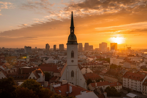 De Viena: Viagem de 1 dia a Bratislava com almoço tradicionalDe Viena: Viagem de 1 dia a Bratislava com almoço e bebida