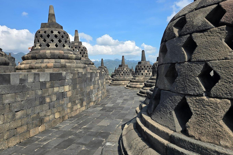 Borobudur i odkrywanie góry