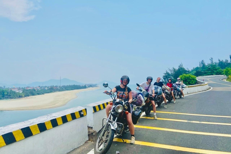 De Hoi An a la Montaña de los Monos de Mármol y el Paso de Hai Van en motoDe Hoi An a la Montaña del Mono de Mármol y el Paso de Hai Van en moto