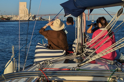 Lissabon: 2 Stunden Bootstour. Gemeinsames Erlebnis. Tag-Sonnenuntergang-NachtLissabon: Bootstour. Gemeinsames Segelerlebnis. Sonnenuntergang.