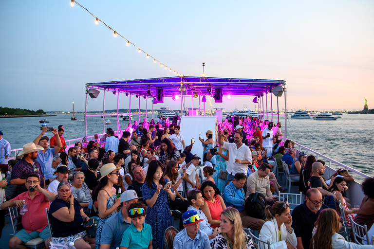 رحلة بحرية عند غروب الشمس في مدينة نيويورك مع دي جي وأفق المدينة وتمثال الحريةرحلة بحرية مع موسيقى 