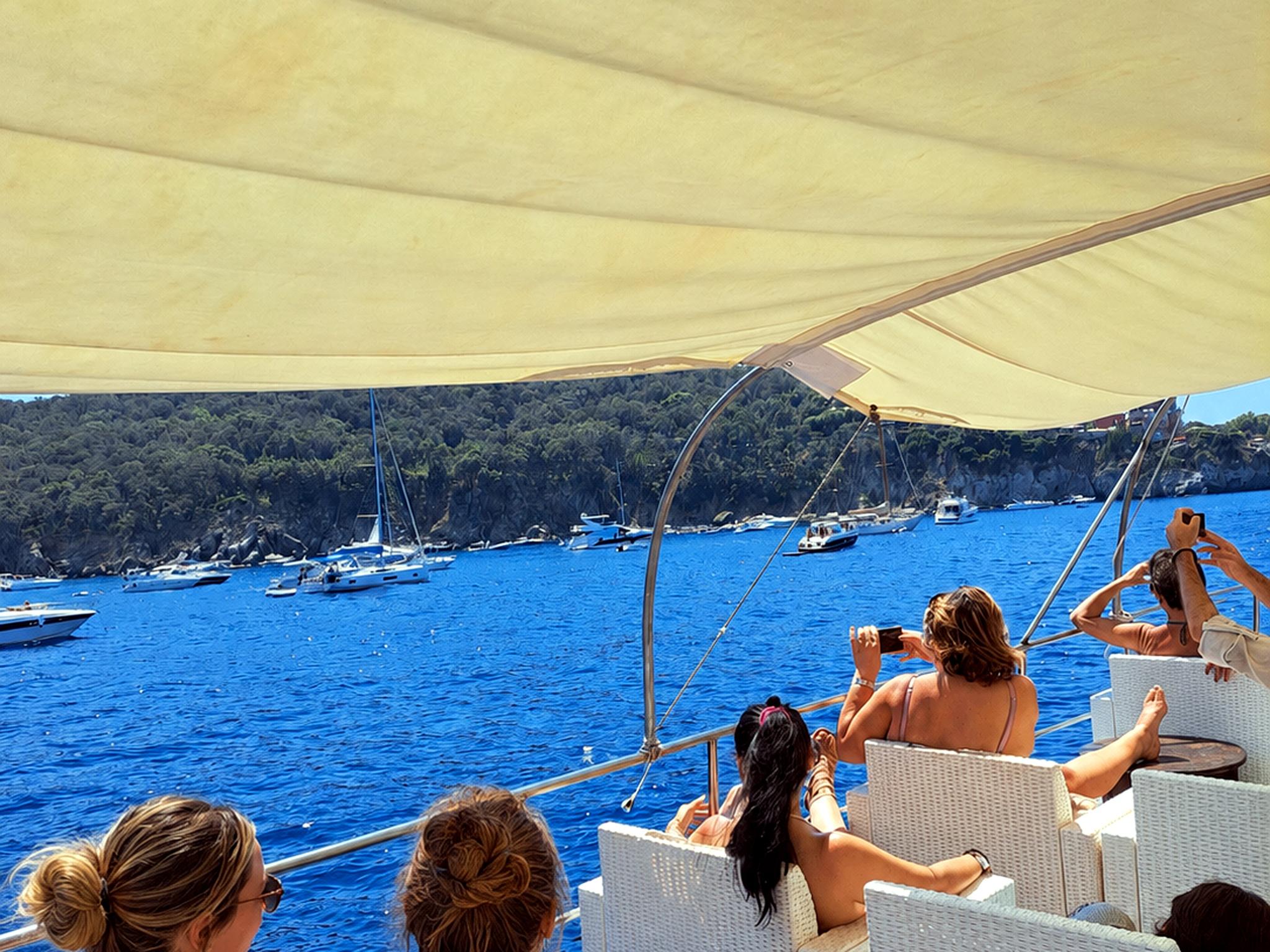 Ischia: Bootsfahrt um die Insel mit neapolitanischem Mittagessen und Schnorcheln