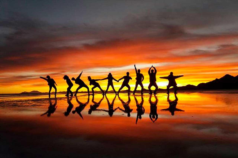 Zoutvlakten van Uyuni: zonsondergang + nachtsterrenSalar de Uyuni-Atardecer + Noche de Estrellas