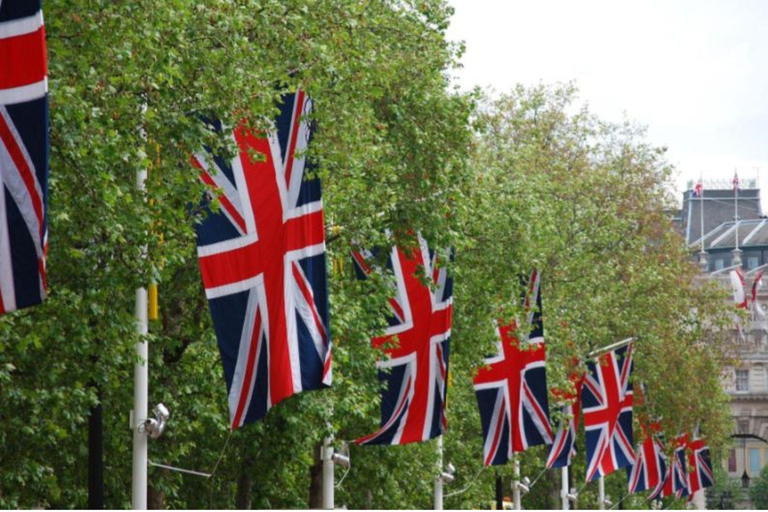 London: 6.30pm Highlights Walking Tour with Local Guide