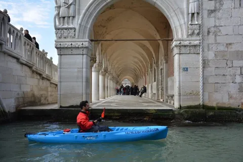 60' hurtig kajaktur i Venedig med guide