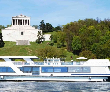 Regensburg: Sightseeing Cruise to Walhalla