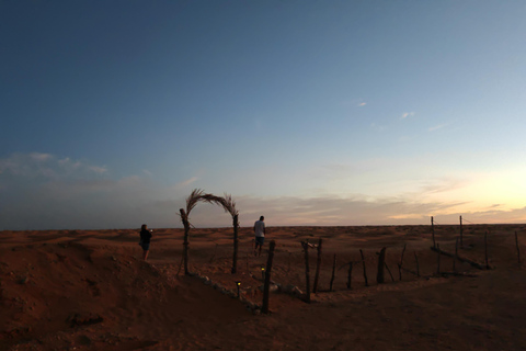 Dżerba: Zachód słońca, wschód słońca i jedna noc w berberyjskim namiocie.Dżerba: zachód słońca, wschód słońca i jedna noc w berberyjskim namiocie.