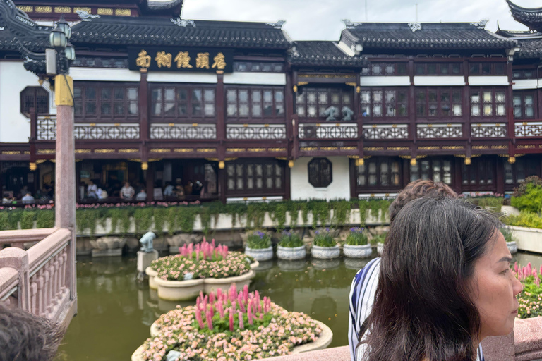 Shanghai: Yuyuan Old Street Food Walking Tour (2–2.5 Hours)