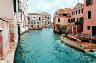 Venedig: Privattransfer vom Flughafen VCE zum Hotel mit Auto & Boot