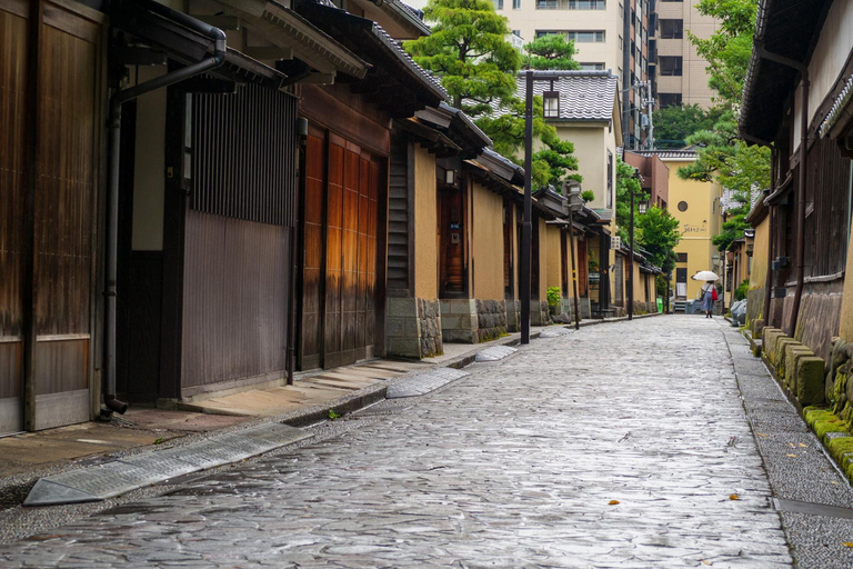 Kanazawa Shore Excursion: Samurai District & Local Market