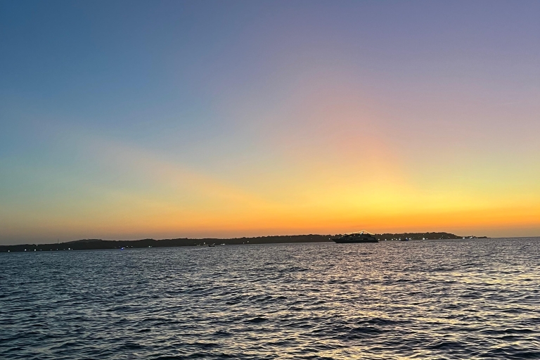 Sonnenuntergangsparty in der Bucht mit den Einheimischen