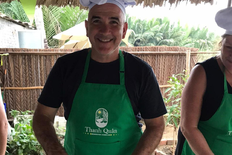 Hoi An : Clase de Cocina Vegana - Mercado y Barco con Cestas de CocoRecogida en Da Nang