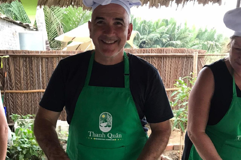 Hoi An: aula de culinária vegana - mercado e barco com cestas de cocoColeta em Da Nang