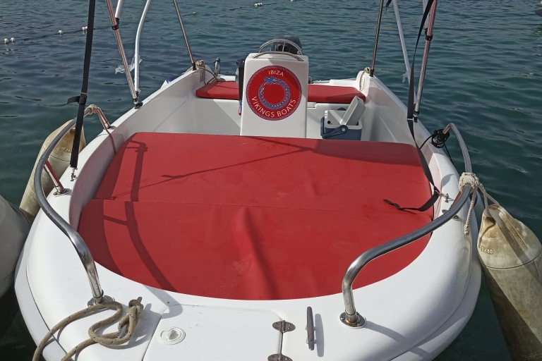 Odkryj plaże Ibizy na łodzi bez licencji 8H