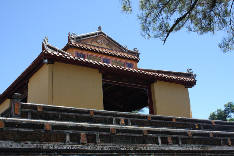 Hue: Cruise op de Parfumrivier met Thien Mu Pagode en Tomben