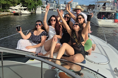 Yacht cruise Biscayne Bay, Miami Beach and Sand bar. 42Ft Yacht cruice Biscayne Bay, Miami Beach and Sand bar