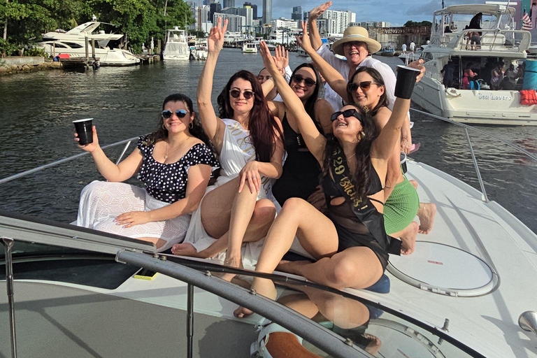 Yacht cruise Biscayne Bay, Miami Beach and Sand bar. 42Ft Yacht cruice Biscayne Bay, Miami Beach and Sand bar