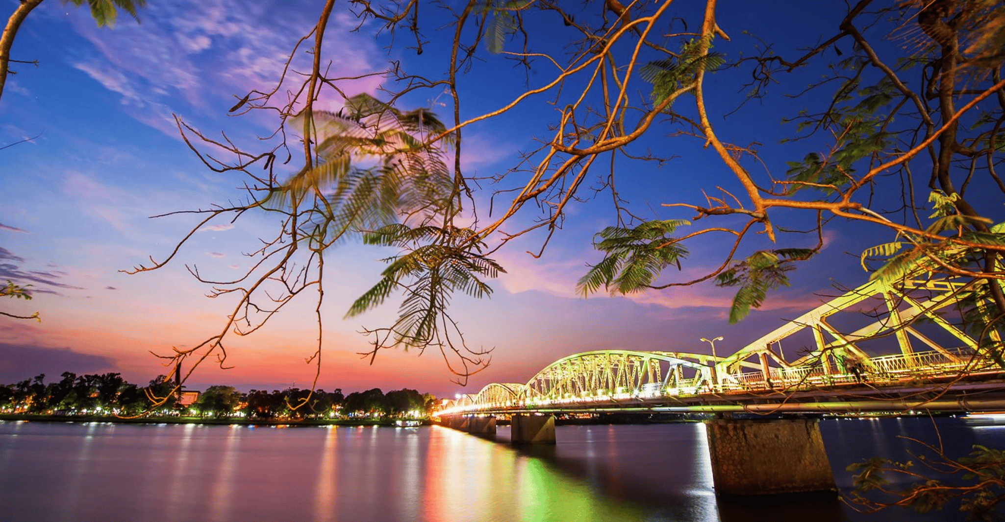 Hue, canto tradizionale su Huong River Ticket - Housity