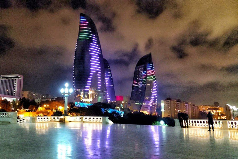 Bakú: Tour nocturno con las Torres de las Llamas y la Plaza de la Bandera