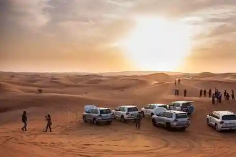 Doha: Safari nel deserto, sand boarding, giro in cammello e mare interno