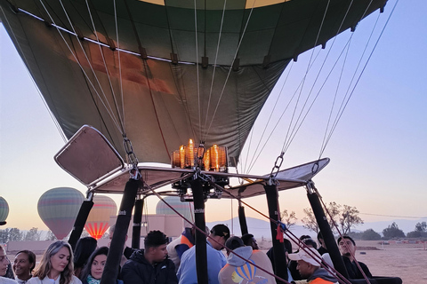 Marrakech: Royal Breakfast with Hot Air Balloons view