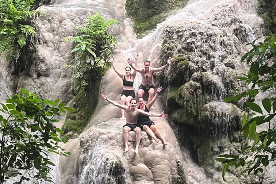 Chiangmai: Dantewada, Bamboo Rafting, Klebrige Wasserfälle,. Foto: GetYourGuide