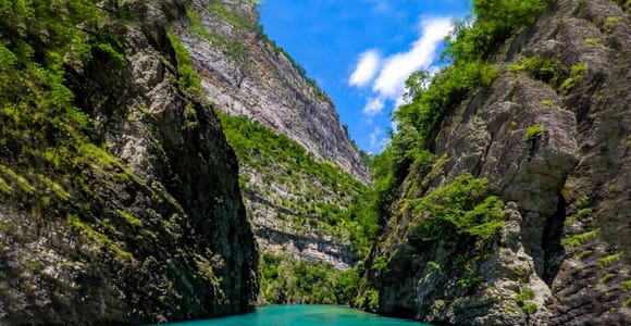 Ab Tirana/Durrës/Shkodra: Tagestour zum Shala-Fluss und Komani-See