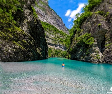 Tirana/Durres/Shkodra: Passeio de barco pelo rio Shala e pelo lago Koman