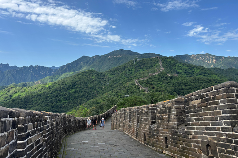Beijing: Tiananmen Square & Great Wall Private Tour Russian-speaking tour guide