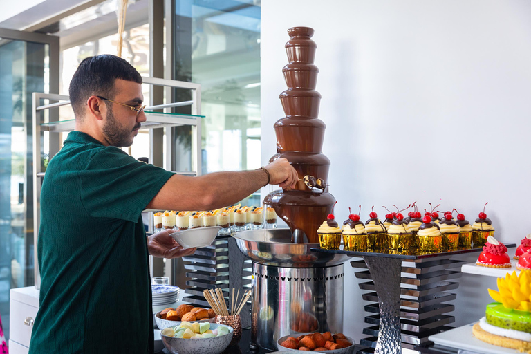 Dubai: Brunch del sabato al The Palm con cibo e bevande illimitatiBrunch con bevande analcoliche illimitate