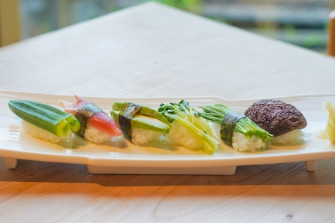 Moderne vegane Nacht-Foodie-Tour in TokioMeeresfrüchte Sushi Kurs