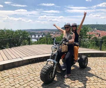 Prague: Panoramic Viewpoints Guided Electric Tricycle Tour