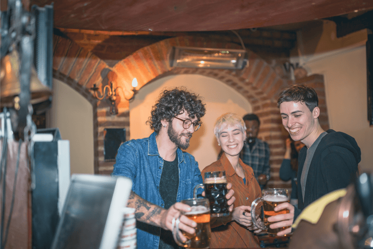 Múnich: ruta de bares guiada con chupitos gratis y entrada VIP a una discoteca.Múnich: ruta guiada por bares con chupitos gratis y entrada VIP a discotecas